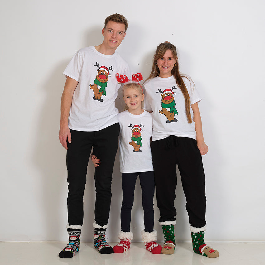 En familj som bär en vit T-shirt med Rudolf på.